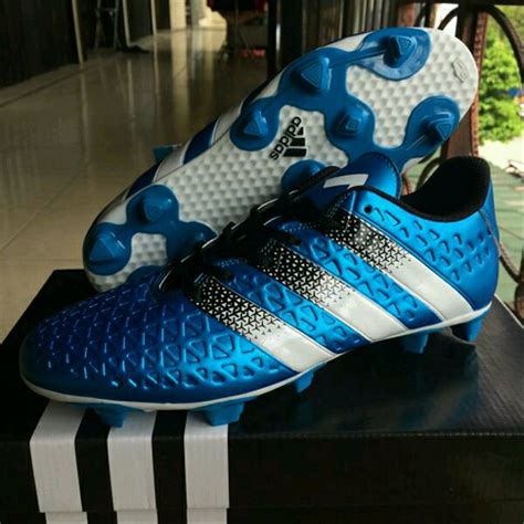 sepatu bola adidas original.